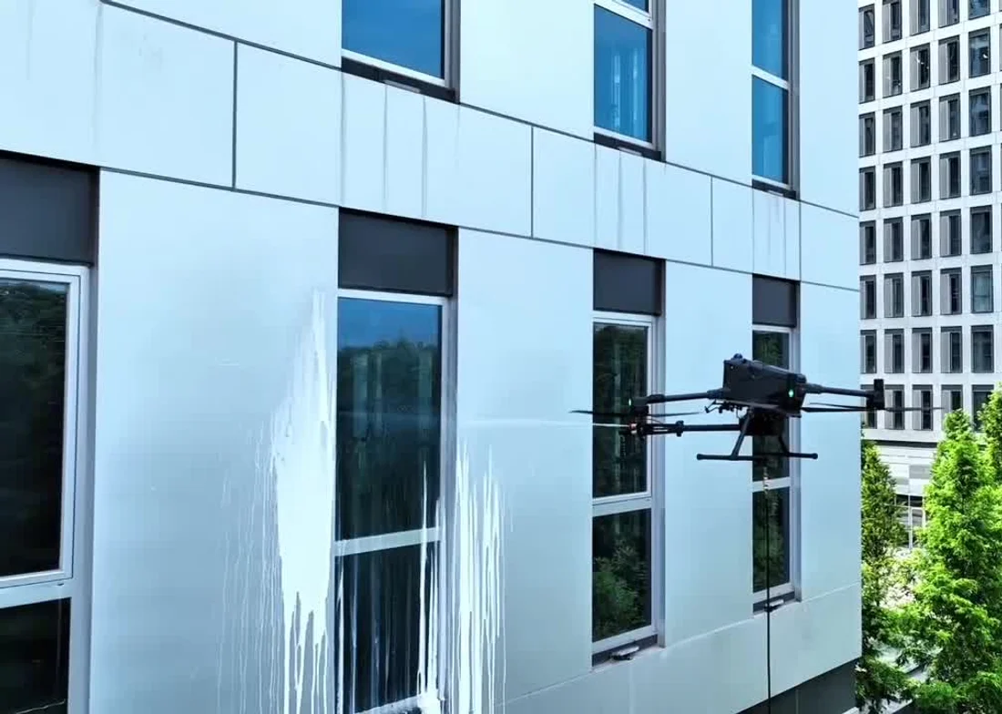 HoverWash on a Matrice 400 cleaning a building facade